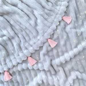 Cobija gris con flecos rosados