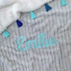 Cobija gris con flecos azules