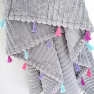 Cobija gris con flecos de colores