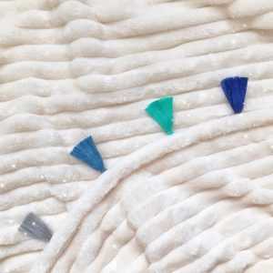 Cobija beige con flecos azules